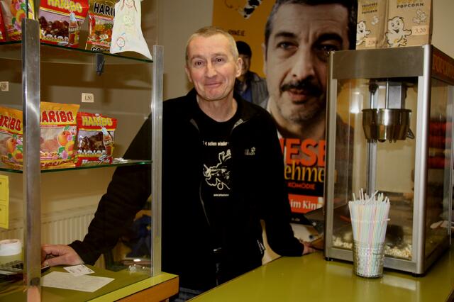 Horst Rohrstorfer, Kinobetreiber in Grein, macht mit 65 Jahren weiter.  | Foto: Robert Zinterhof