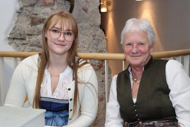 v.r.: Oma Gerti ist ganz stolz auf ihre Enkelin Lena. | Foto: Markus Bäumler/zema-medien.de