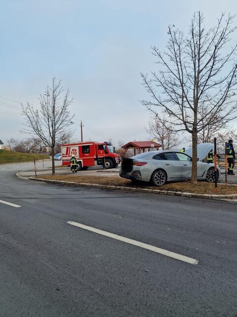Der Pkw geriet in der Kurve ins Schleudern und prallte gegen einen Baum. | Foto: FF Neustift/Rosalia