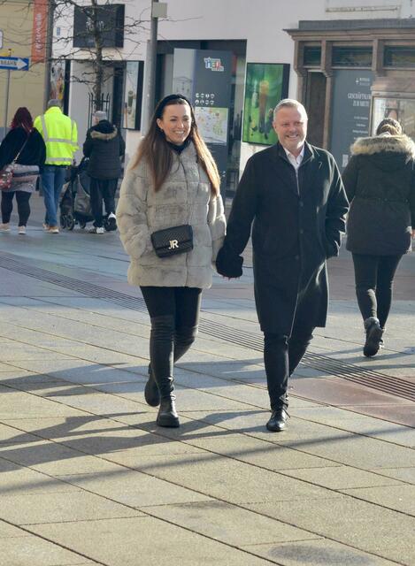 Forschen Schrittes zum Wahllokal: Dara und Rainer Spenger. | Foto: Trimmel