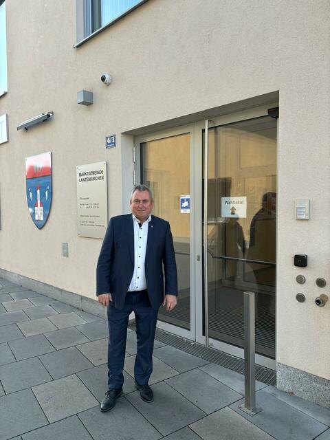 Bürgermeister Bernhard Karnthaler vorm Wahllokal. | Foto: privat
