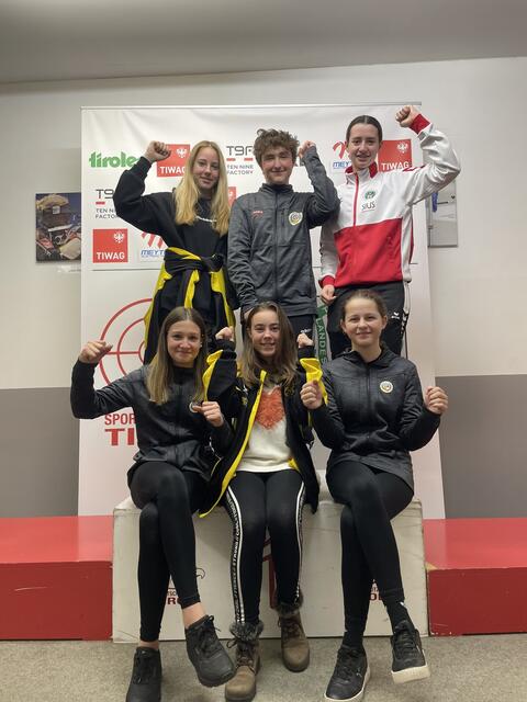 Die Preitenegger Jugendschützen Alina Gräßl, Lukas Dexl und Elisa Kienberger (2. Reihe) überzeugten mit ihren Kärntner Schützenkolleginnen (1. Reihe) beim Meyton Cup in Innsbruck. | Foto: Ronny Ploum /KK