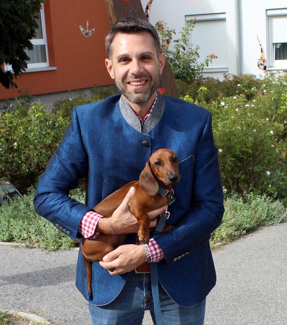Rene Klimes und Hund freuen sich über das Wahlergebnis. | Foto: FS