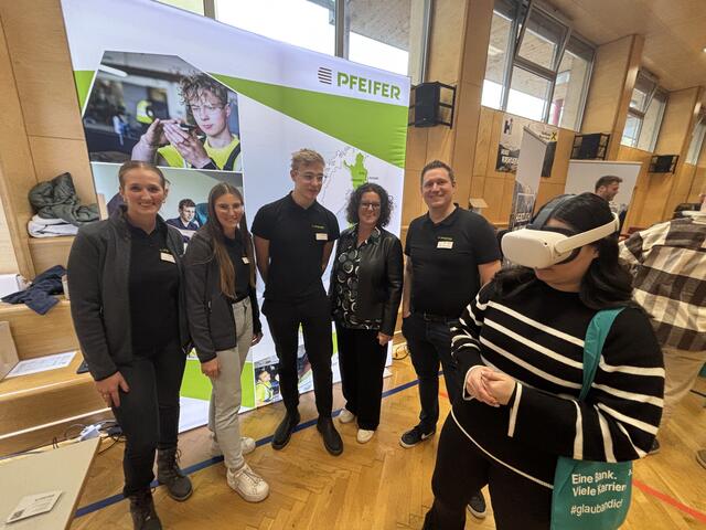 Direktorin Jeannette Hausberger (hinten, 2.v.r.) mit Schülerinnen und Vertretern des Imster Holzkonzernes Pfeifergroup.  | Foto: Perktold