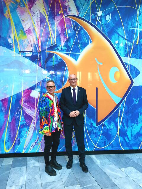 Auch der Landeshauptmann braucht "positive Enertschiii" -ergo zeigte er sich von Gerald "GHiii" Hubers fröhlicher Kunst begeistert. | Foto: privat