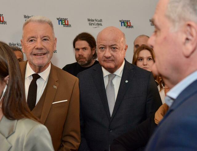 VP-Bürgermeister von Wiener Neustadt kann lächeln: er bleibt an der Spitze - im Bild mit Christian Stocker. | Foto: Peter Zezula / MeinBezirk
