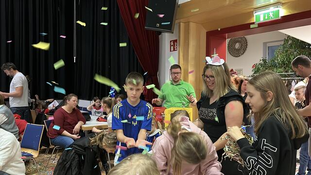 Bunte Konfetti-Regen und glitzernde Luftschlangen.  | Foto: Alejandra Ortiz