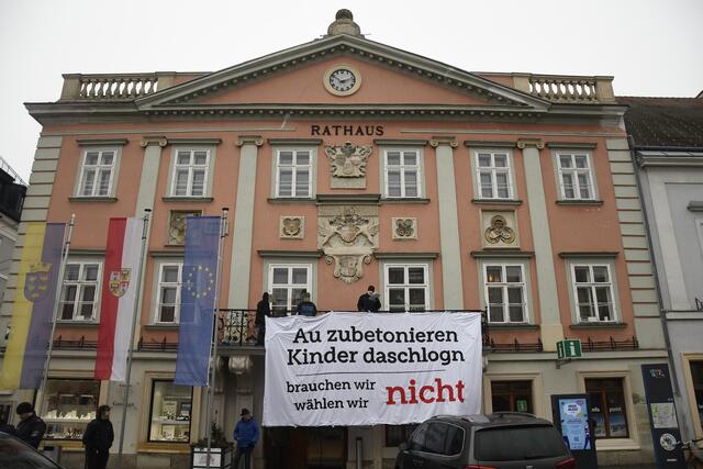 Die Aktivisten nahmen den Balkon des Rathauses in Beschlag. | Foto: zur Verfügung gestellt