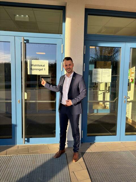 Christian Stacherl (ÖVP), Bürgermeister von Krumbach, vor dem Wahllokal. | Foto: privat