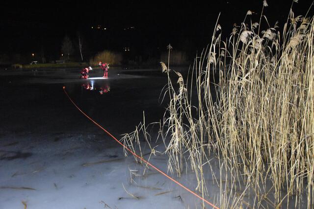 Die Eisrettung wurdem am "Bochra See" in der Gemeinde Stumm trainiert.  | Foto: ZOOM-Tirol