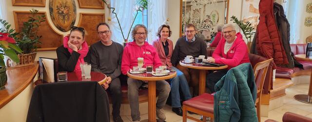 Für das Team um NEOS-Spitzenkandidat und Ex-SPÖ Gemeinderat David Behling, ging es zur Stärkung ins Kaffeehaus. | Foto: NEOS NÖ