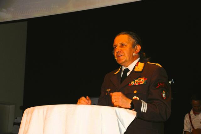 Ortsfeuerwehrkommandant Abschnittsbrandinspektor Gerald Friedheim  konnte sich über voll Haus freuen beim Ball in der Hügellandhalle 