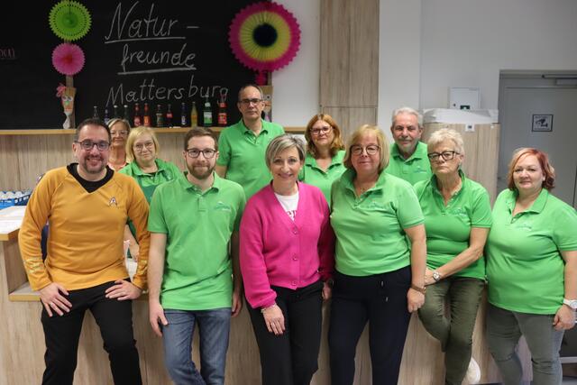 Das Team der Naturfreunde Mattersburg, die Bürgermeisterin und der Vizebürgermeister. | Foto: Alejandra Ortiz