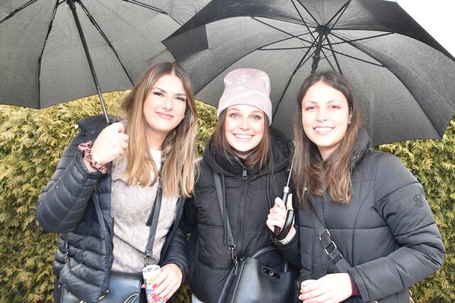Antonia, Elena und Valentina verfolgten aufmerksam den bunten Umzug.