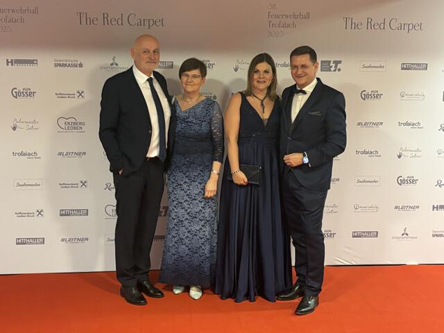 Auch die stellvertretende Leobener Bürgermeisterin Birgit Sandler (2.v.l.) und Bürgermeister Kurt Wallner (r.) erlebten eine rauschende Ballnacht.  | Foto: MeinBezirk/Jung