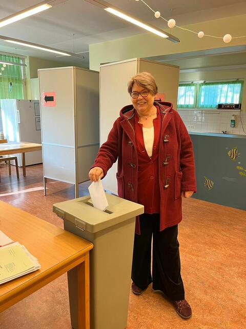 Schwechats Bürgermeisterin Karin Baier beim Wählen
| Foto: SPÖ Schwechat