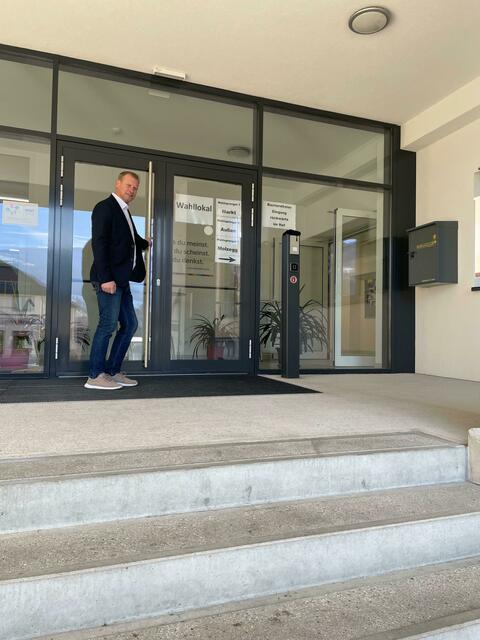 Sebastian Pass, Kirchberg am Wechsel, vorm Wahllokal. | Foto: privat