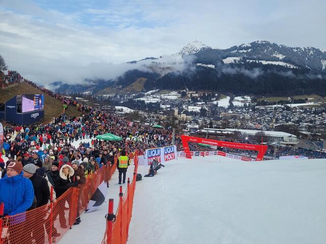Tausende Besucher ließen sich die Rennen und Partys in Kitzbühel nicht entgehen.  | Foto: Bamberger