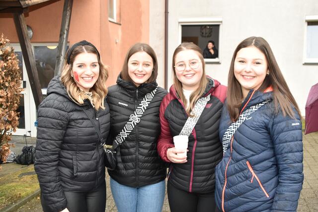 Sophia, Rosina, Lorena und Luisa genossen das bunte Treiben in Volders.