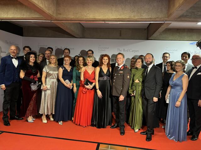 Auf dem roten Teppich versammelte Gastgeber Mario Abl (Mitte) die prominenten Gäste um sich, darunter der steirische SPÖ-Chef Max Lercher. | Foto: MeinBezirk/Jung