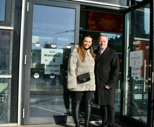 Dara und Rainer Spenger vor dem Wahllokal im BORG. | Foto: Trimmel