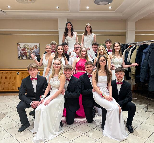 Die Ballsaison ist in vollem Gange, und so standen am Wochenende gleich mehrere festliche Veranstaltungen auf dem Programm. Besonders gut besucht war der Sportlerball des SV 7023 Z-S-P, der in Schandl’s Weingut zahlreiche Gäste anzog.  | Foto: Alejandra Ortiz