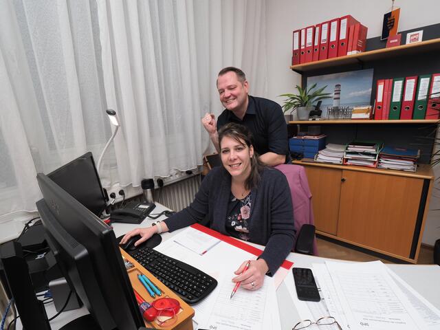 In der SPÖ-Bezirksparteizentrale: Bezirksparteichef Christian Samwald und Carina Perner-Reiter analysieren die Ergebnisse. | Foto: Santrucek
