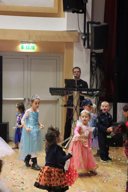 DJ Christian sorgte mit seiner Musik dafür, dass die Tanzfläche den ganzen Nachmittag über voll war.  | Foto: Alejandra Ortiz