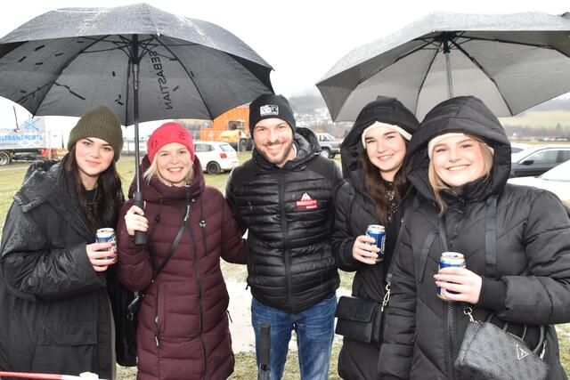 Bestens für den Regen gerüstet: Helena, Sophia, Franz, Hannah und Julia ließen sich den Regionsumzug nicht entgehen.