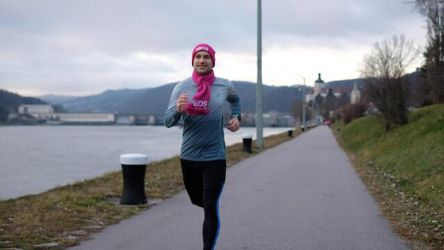 Nach einem sportlichen Wahlkampf geht’s für NEOS-Spitzenkandidat Michael Astleitner in seiner Heimatgemeinde Persenbeug-Gottsdorf sportlich weiter: in pinker Montur bei einer Laufrunde entlang der Donau. 😉
| Foto: NEOS
