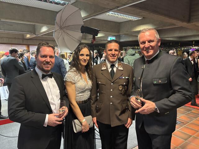 Beehrten den 38. Trofaiacher Feuerwehrball mit ihrem Besuch: LAbg. Marco Triller (v.l.), Anna Gößler, Bürgermeister von St. Michael Manuel Gößler und Landeshauptmann Mario Kunsak. | Foto: MeinBezirk/Jung