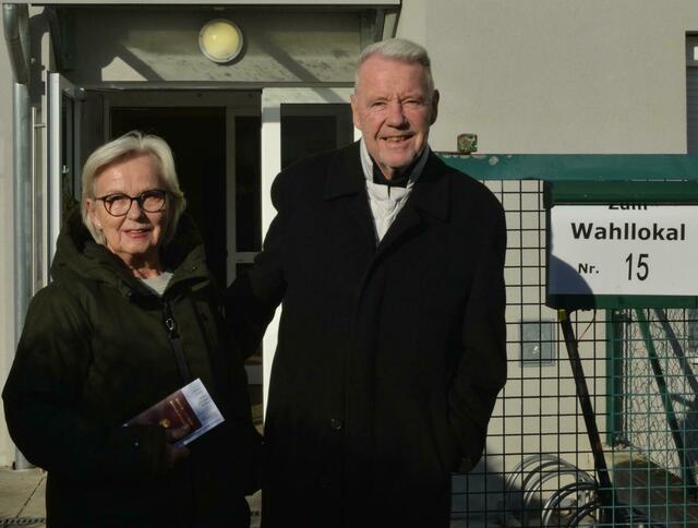 Elfi und Klaus Schneeberger vor dem Wahllokal im Zehnerviertel. Er meint: "Ich will Erster werden." | Foto: Trimmel