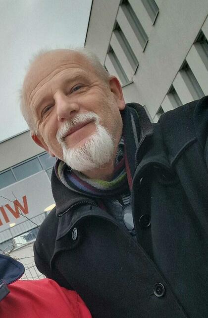 SPÖ-Gemeinderat Thomas Pfaffl versorgt alle Helferinnen und Helfer im Korneuburger Wahlsprengel 12 mit einer süßen Stärkung. | Foto: Pfaffl