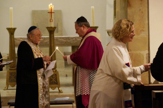 "Das Licht Christi" wurde von der Osterkerze an alle weitergegeben.