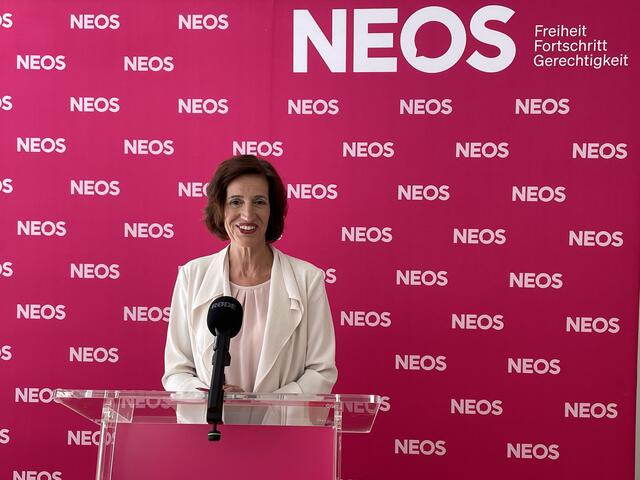 NEOS-Chefin Indra Collini zieht Bilanz nachdem die Wahlergebnisse vorliegen. | Foto: MeinBezirk