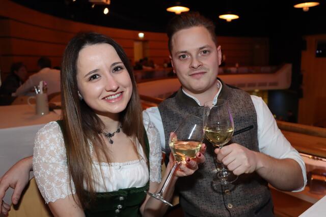 Elisabeth und Alex stossen auf einen gelungenen Ballabend an. | Foto: Markus Bäumler/zema-medien.de