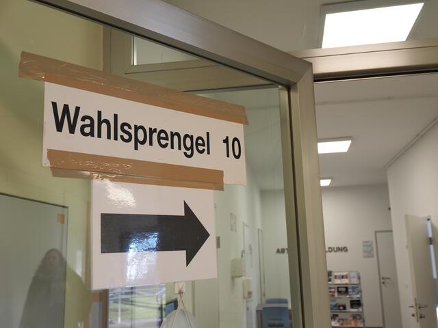 Der Wahlsprengel 10 in Neunkirchen. Fotografieren im Wahllokal selbst war strengstens verboten. | Foto: Santrucek