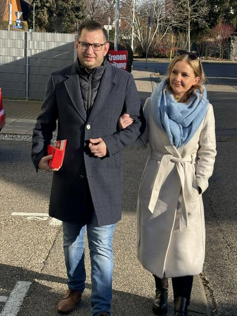 Philipp Gerstenmayer (im Bild mit Lebensgefährtin Helene Marek) ist Spitzenkandidat der FPÖ in Wiener Neustadt. Er stellt den Bürgermeisteranspruch im Falle eines Wahlsieges seiner Partei.
| Foto: Peter Zezula / MeinBezirk