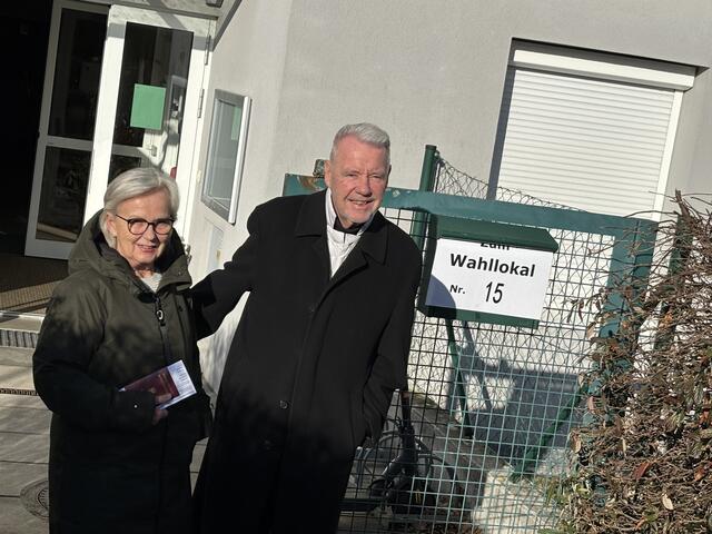 Bürgermeister Klaus Schneeberger mit Gattin Elfie vor dem Wahllokal | Foto: Peter Zezula / MeinBezirk