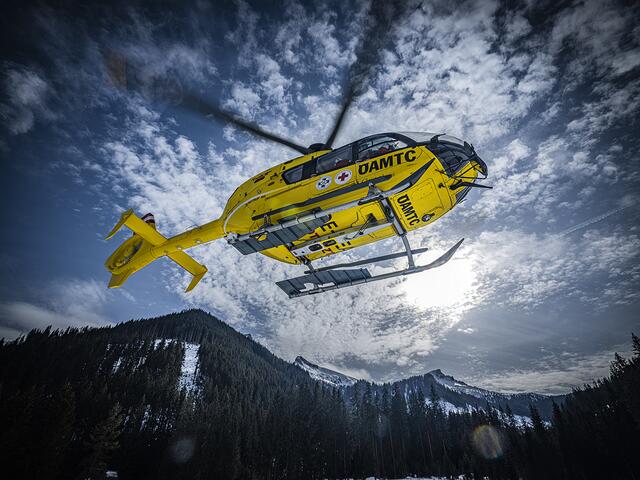 Einsatz für den Rettungshubschrauber in Neuberg. Ein Skitourengeher kam bei der Abfahrt von der Kleinen Wildkamm im Bereich des Sohlengrabens am Niederalpl in Neuberg zu Sturz und verletzte sich.  | Foto: Symbolbild ÖAMTC/Postl