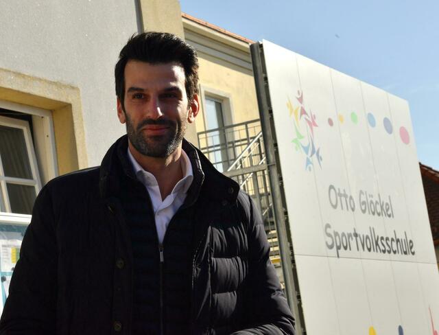 Udo Landbauer in seiner Heimatstadt vorm Wahllokal. | Foto: Trimmel