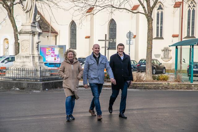 Auf dem Weg zum Wählen: NÖs SPÖ-Chef Sven Hergovich mit Bürgermeister Peter Reitzner (Wilhelmsburg) und der dritten Landtags-Präsidentin Eva Prischl. | Foto: SPÖ NÖ