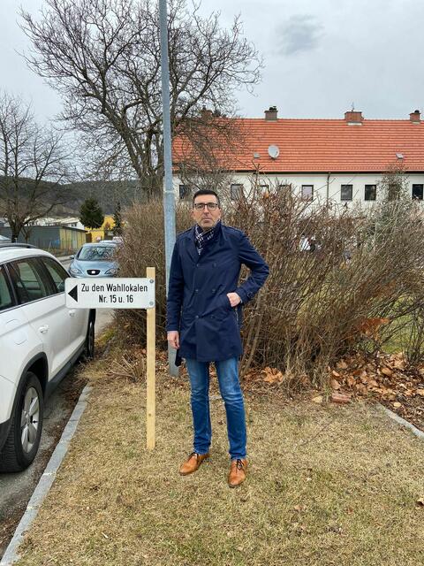 Ilhami Bozkurt, NEOS-Kandidat in Ternitz, am Weg zum Wahllokal. | Foto: NEOS NÖ