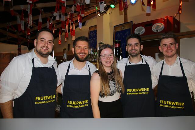 hinter der Theke und immer gut gelaunt, Kevin, Lukas, Kati, Johannes und Lukas 