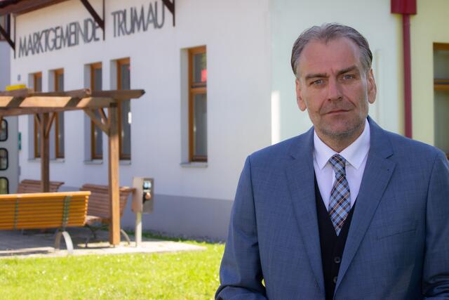 Bgm. Andreas Kollross, SPÖ Bezirksvorsitzender, ist happy über das Ergebnis. | Foto: Emmanuelle Wood Photographic Artist