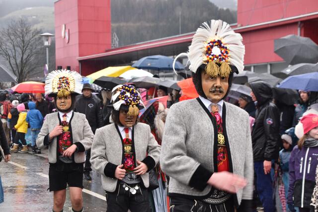 Zahlreiche Brauchtumsgruppen sorgten mit ihren farbenfrohen Auftritten für beste Stimmung.