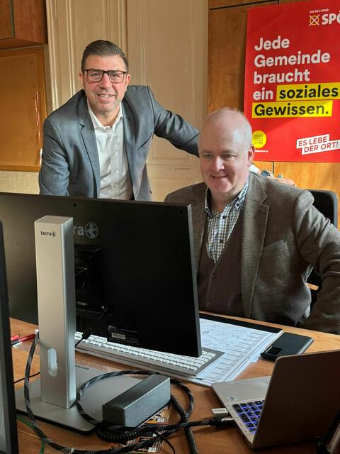 SPÖ Bundesrat Martin Peterl und Bezirksgeschäftsführer Heinz Scheele warten in Stockerau (Bezirk Korneuburg) gespannt auf das Ergebnis. | Foto: SPÖ Korneuburg