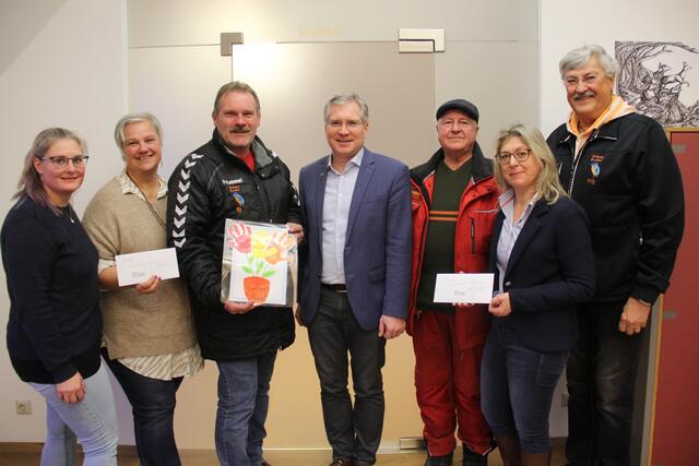 Dipl. Sozialbetreuerin Sandra Fischer von der Inklusionsklasse der Volksschule St. Veit, Inklusionsklasse-Lehrerin Karin Rüegg, Eisvögel-Obmann Armin Peyker, Bgm. Martin Kulmer, Lorenz Brausam, Eisvögel-Obmannstellvertreter, Andrea Gröblacher-Sullbauer, Geschäftsführerin der BÜM Kindergarten Gmbh und Bernhard Wascher, Eisvögel-Kassier. | Foto: Peter Pugganig