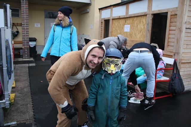 Thomas und Vinzent freuten sich ihre Kostüme am Eis auszuführen.  | Foto: mc