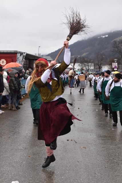 Buntes Treiben auf den Straßen von Volders: Zahlreiche Besucherinnen und Besucher trotzen dem Wetter und feiern den Faschingsumzug mit ausgelassener Stimmung.